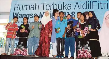  ?? PIC BY ASWADI ALIAS ?? Deputy Prime Minister Datuk Seri Dr Wan Azizah Wan Ismail at a Hari Raya Aidilfitri open house with asnaf orphans in Kuala Lumpur yesterday. With her is Wangsa Maju member of parliament Datin Paduka Dr Tan Yee Kew (on her left).