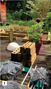  ??  ?? 1 Comment procéder… 1. Déballez les blocs de bois et les chevilles de votre carré potager. Installez la première ligne de bloc en veillant à la notice de montage et en prenant garde à ce que les angles soient bien droits.