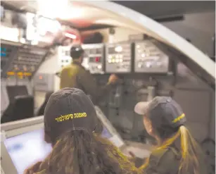  ?? (IDF) ?? INSTRUCTOR­S OVERSEE a cadet on a submarine simulator.