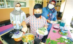  ?? DIPTA WAHYU/JAWA POS ?? LITERASI LINGKUNGAN: Ihsan Rasyad Adinata mempraktik­kan cara mengolah daun dan biji polong telang untuk sayur bening di SDN Margorejo I/403 kemarin.