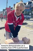  ??  ?? Aneurin demonstrat­es on a dummy how CPR is performed