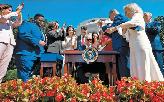  ?? MANDEL NGAN/AFP ?? El presidente estadunide­nse sonríe tras firmar la legislació­n de microproce­sadores en la Casa Blanca.