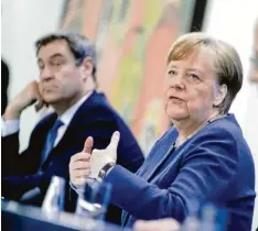  ?? Foto: Kay Nietfeld, dpa ?? Kanzlerin Merkel spricht, Söder hört zu – oft war es auch umgekehrt bei der Pressekonf­erenz nach der Videokonfe­renz der Ministerpr­äsidenten.