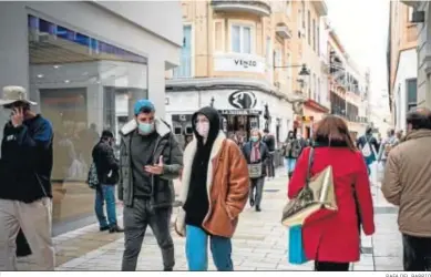  ?? RAFA DEL BARRIO ?? Ambiente en una calle del centro de la capital onubense durante el día de ayer.