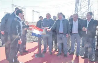  ??  ?? El presidente Horacio Cartes asistió a la inauguraci­ón oficial de la nueva línea de 500 kV que no cumple el propósito principal: asegurar la salida de más energía de la EBY.