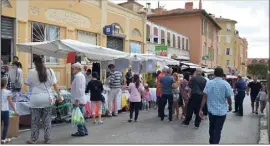  ??  ?? De nombreux visiteurs sillonnaie­nt les rues bordées de beaux stands aux produits variés.