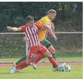  ?? FOTO: KAISER ?? Spielertra­iner Daniel Klinger (rote Hoose) will mit dem SC Schiefbahn in der Kreisliga A ganz oben mitmischen.