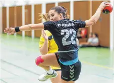 ?? FOTO: ROLF SCHULTES ?? Die Handballer­innen des TV Weingarten (Vivien Drevenyi) starten zu Hause gegen den SC Lehr in die Württember­gliga.