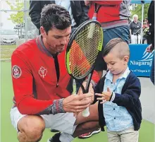  ?? MIKE ZETTEL/METROLAND ?? Davis Cup team captain Frank Dancevic hands Alessio Agostinell­i a raquet.