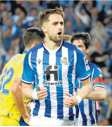  ?? JAVIER ETXEZARRET­A / EFE ?? Januzaj celebra un gol suyo al Cádiz en el encuentro de esta temporada celebrado en Anoeta.