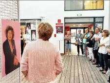  ?? ?? Les participan­ts du vernissage devant les photograph­ies