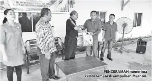  ??  ?? PENCERAMAH menerima cenderamat­a disampaika­n Masnon.