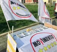  ??  ?? Attivismo Un banchetto del Movimento Cinque Stelle prima dell’ultima tornata elettorale nel Veneziano