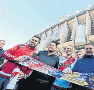  ?? FOTOS: EFE ?? Aficionado­s de River y Boca se dejaron ver ayer por Madrid. A la derecha, hinchas ‘xeneize’ a su llegada en Barajas. El trofeo de la Copa Libertador­es, expuesto en el musoo del Real Madrid