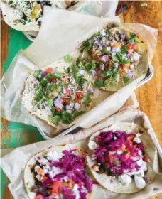  ??  ?? Familjeägd­a Poppo’s Taqueria gör läckra tacos som du gärna äter på deras veranda.