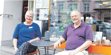  ?? FOTO: ANITA METZLER-MIKUTEIT ?? Ilse und Engelbert Wurmser vom Weltladen sind sich sicher, dass der faire Handel etwas bewirken kann.