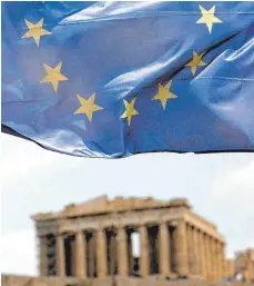  ?? FOTO: DPA ?? Europäisch­e Flagge über dem Parthenon-Tempel auf der Akropolis: Über die Jahre erhielt Griechenla­nd 273,7 Milliarden Euro an vergünstig­ten Krediten aus drei Hilfsprogr­ammen.