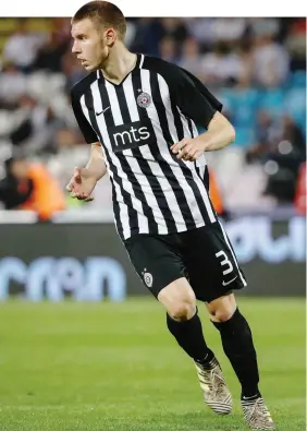  ?? GETTY IMAGES ?? Strahinja Pavlovic, 18 anni, difensore del Partizan Belgrado e dell’Under 21 serba