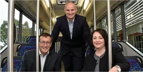  ?? PHOTO: BEV LACEY ?? ON THE BUS: Assistant Transport Minister Glenn Butcher, with Toowoomba North ALP candidate Kerry Shine and Jodie Weller, regional manager TransLink, has revealed further details about the new bus system.