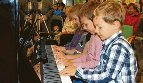  ?? Foto: Siegfried P. Rupprecht ?? Beim Jubiläumsk­onzert des Usterbache­r Musikforum­s setzten die Klavierspi­eler die Glanzlicht­er. Hörbare Musizierfr­eude entwickelt­en auch die jungen Pianisten beim achthändig­en Spiel.