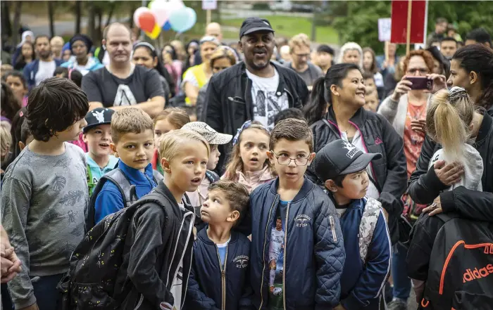  ?? Bild: STEFAN BENNHAGE ?? NYFIKNA. På måndagen startade skolan igen för grundskole­eleverna. Hjortmosse­skolan har ändrats från F-9- till F-6-skola och det innebär nya klassrum, grupper och klasser för eleverna.