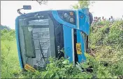  ?? HT PHOTO ?? HRTC bus that skidded off the road in Jaisinghpu­r area of Kangra.