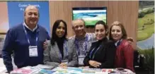  ??  ?? Antonio Ramis, Wendy Justo, el autor, Raquel Reyes, y Eriliza Erickson en el stand de la OPT de Orlando del Ministerio de Turismo (MITUR).