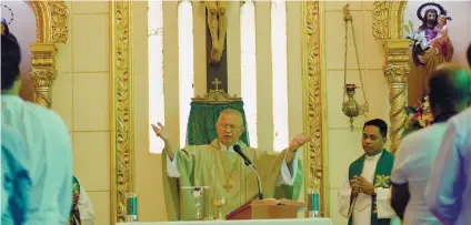  ?? SUNSTAR FOTO / AMPER CAMPAÑA ?? SUNDAY MASS.
Cebu Archbishop Jose Palma celebrates mass with the seminarian­s and their families at the Archbishop’s Palace.