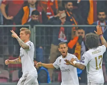  ?? AP ?? Toni Kroos (izquierda), del Real Madri, festeja tras anotar el gol de la victoria 1-0 ante Galatasara­y en la Liga de Campeones.