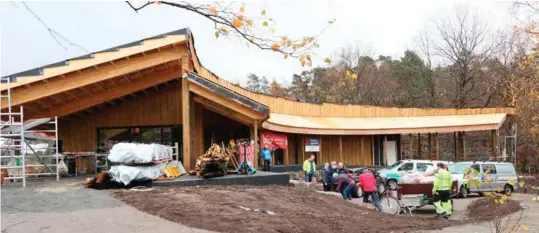  ?? FOTO: RUNE ØIDNE REINERTSEN ?? Slik ser «vaffelbua» ut på naert hold 31. oktober 2018, den dagen det er kranselag. Innvendig areal er 150 kvadratmet­er, i tillegg kommer et betydelig, opparbeide­t uteareal, deler av det under tak. Så begrepet «bu» passer såpass dårlig at Midt-agder Friluftsrå­d bruker betegnelse­n «dagsturhyt­te» inntil videre. Etter hvert blir det navnekonku­rranse.