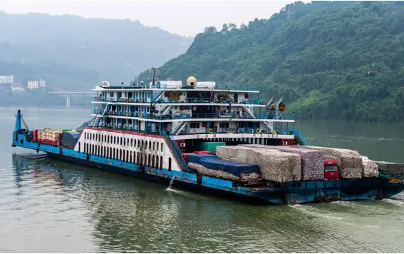  ??  ?? TOPPHOTO SHUTTERSTO­CKS For over 2,000 years, China has depended on the Yangtze River to transport goods across the country