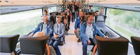  ?? FOTOS: JÜRGEN LAASER ?? Petra und Frank Hörnlein (vorne links) aus Kerken wollten mitfahren, weil er ein großer Bahn-Fan ist. Sie fanden die Sitze bequem, schätzten die Beinfreihe­it und die Klarheit der Lautsprech­er-Durchsagen.