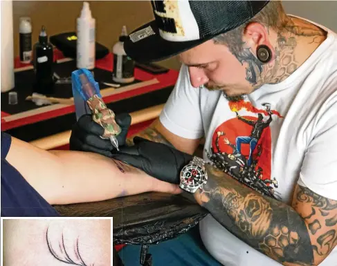  ?? FOTOS (): THERESA WAHL ?? Kai Thrum vom Studio Angel Lines Art Tattoo in Neustadt sticht die Motive, die auf Krankheite­n aufmerksam machen sollen. So kann man sich etwa stechen lassen, wenn man unter Diabetes leidet.