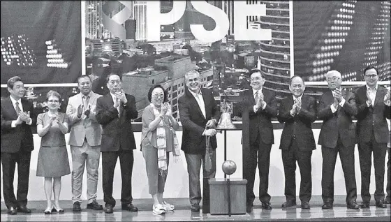  ??  ?? At the ceremonial closing bell ringing event in PSE Ayala are (from left): PSE director Wilson Sy, Amor Iliscupide­z, Jesus Clint Aranas, Francis Chua and Vivian Yuchengco; Ayala Corp. chairman and CEO Jaime Augusto Zobel de Ayala; PSE chairman Jose...