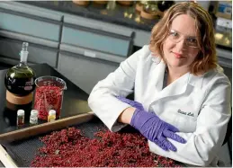  ?? EMORY UNIVERSITY/WASHINGTON POST ?? Ethnobotan­ist Cassandra Quave in her laboratory at Emory University with berries from the Brazilian peppertree.