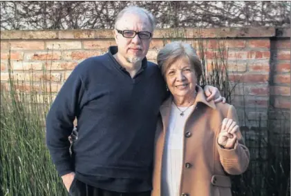  ??  ?? Jorge Fernández Díaz, con su madre Carmina Díaz.