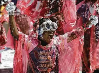  ?? Children’s Museum of Houston ?? Kids having fun during the shaving cream pie throwing contest at the Children’s Museum of Houston.