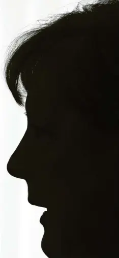  ?? Foto: Markus Schreiber, dpa ?? Eine wohlbekann­te Silhouette: Angela Merkel ist im November seit 15 Jahren Bundeskanz­lerin.