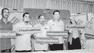  ?? — Gambar Bernama ?? KEMPEN: Tey (tiga kanan) dan Mohammad (tiga kiri) bergambar sempena pelancaran Kempen ‘Value Food No Waste and Lets’s 3R’ pada sidang akhbar program itu di Melaka semalam.