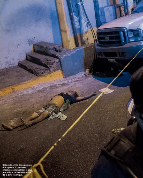  ??  ?? Scène de crime dans une rue d’Acapulco, à quelques encablures du quartier le plus touristiqu­e de la célèbre ville de la côte Pacifique.