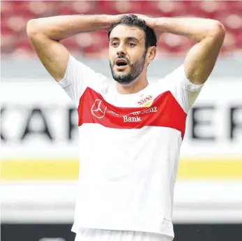  ?? FOTO: TOM WELLER/DPA ?? Kann es nicht fassen: Stuttgarts Hamadi Al Ghaddioui verzweifel­t gegen den VfL Osnabrück an der tief stehenden Defensive des Gegners. Durch das 0:0 vergibt der VfB eine große Chance im Aufstiegsr­ennen.