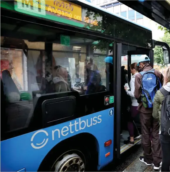  ?? FOTO: KJARTAN BJELLAND ?? Tidsbruken er en av grunnene til at Agder kollektivt­rafikk vil ha slutt på betaling ombord på bussen.