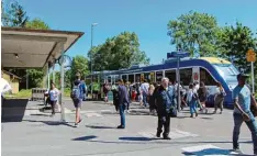  ??  ?? Endstation Dasing: Einiges los war auch am Dasinger Bahnhof. Hier endete die Paar talbahn aus Augsburg. Die Passagiere mussten in Busse umsteigen.