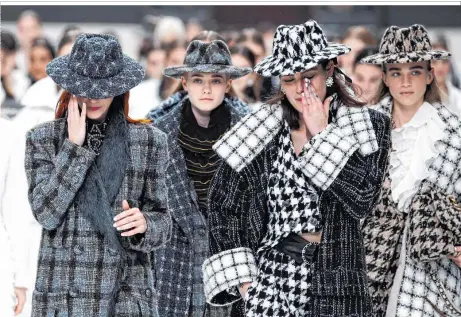  ??  ?? Letzter Auftritt in einer Kollektion von Karl Lagerfeld für Chanel: Wie das Publikum so waren auch die Models am Ende gerührt Penelope Cruz in einem Cocktailkl­eid, das an einen Schneeball erinnert: Für Karl wollte die Schauspiel­erin als Model mitlaufen