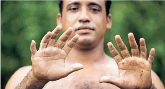  ?? Foto: AP / Javier Galeano ?? Nein, dieses Foto wurde nicht bearbeitet: Der Kubaner Yoandri Hernández Garrido besitzt zwölf Finger. Nicht immer fügt sich der Extrafinge­r so perfekt ein.