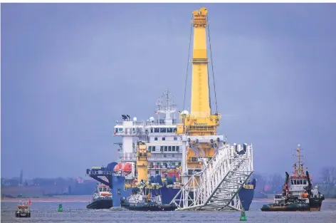  ?? FOTO: JENS BÜTTNER/DPA ?? Schlepper ziehen das russische Rohr-Verlegesch­iff „Akademik Tscherski“aus dem Seehafen Richtung Ostsee.