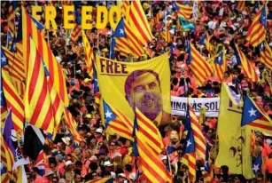  ??  ?? Demonstrat­ors hold a banner demanding freedom for jailed l eader Orio l Junqueras (AFP/Getty)