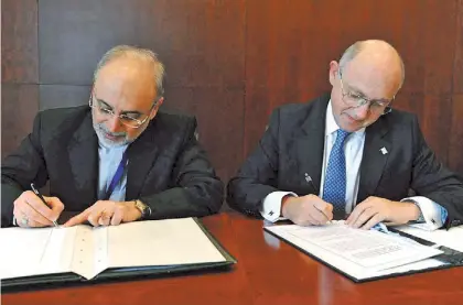  ??  ?? Pacto con Irán. El canciller Héctor Timerman y su par iraní firman el acuerdo en enero del 2013 en Etiopía.