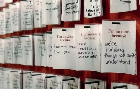  ??  ?? Appunti L’installazi­one «interattiv­a» dell’artista americana Candy Chang, nata in collaboraz­ione con l’autore James A. Reeves, dal titolo
A Monument for the Anxious and Hopeful (2018) in cui i visitatori del Museo Rubin di New York venivano invitati a scrivere e a condivider­e i loro desideri e le loro ansie su un enorme pannello