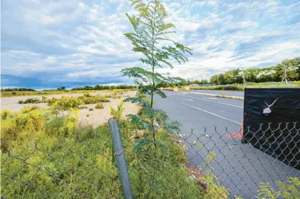  ?? APRIL GAMIZ/THE MORNING CALL PHOTOS ?? The former Martin Tower site remains largely undevelope­d Wednesday in Bethlehem.